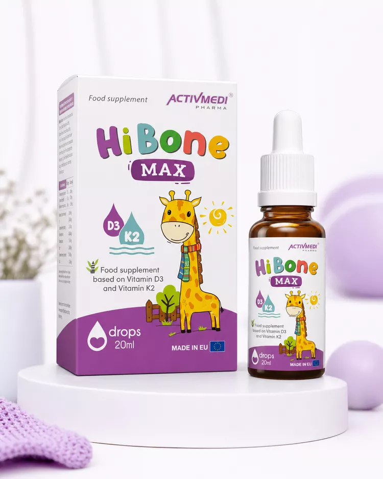 Hộp và lọ Hi Bone Max trên bục trắng, tông tím lavender