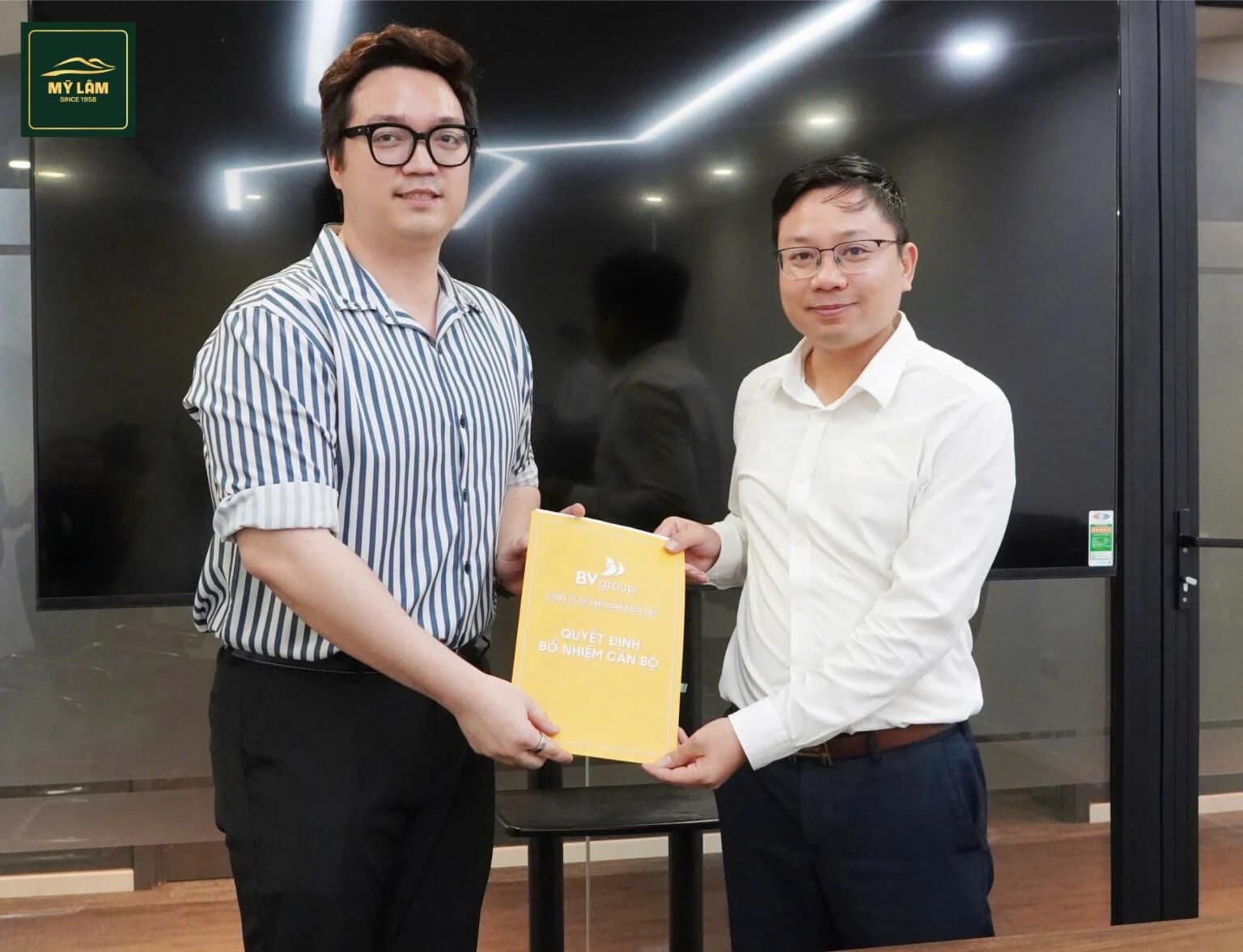 Thân Thế Sơn Ngọc (bên trái) nhận quyết định bổ nhiệm tại Công ty CP Chè Mỹ Lâm