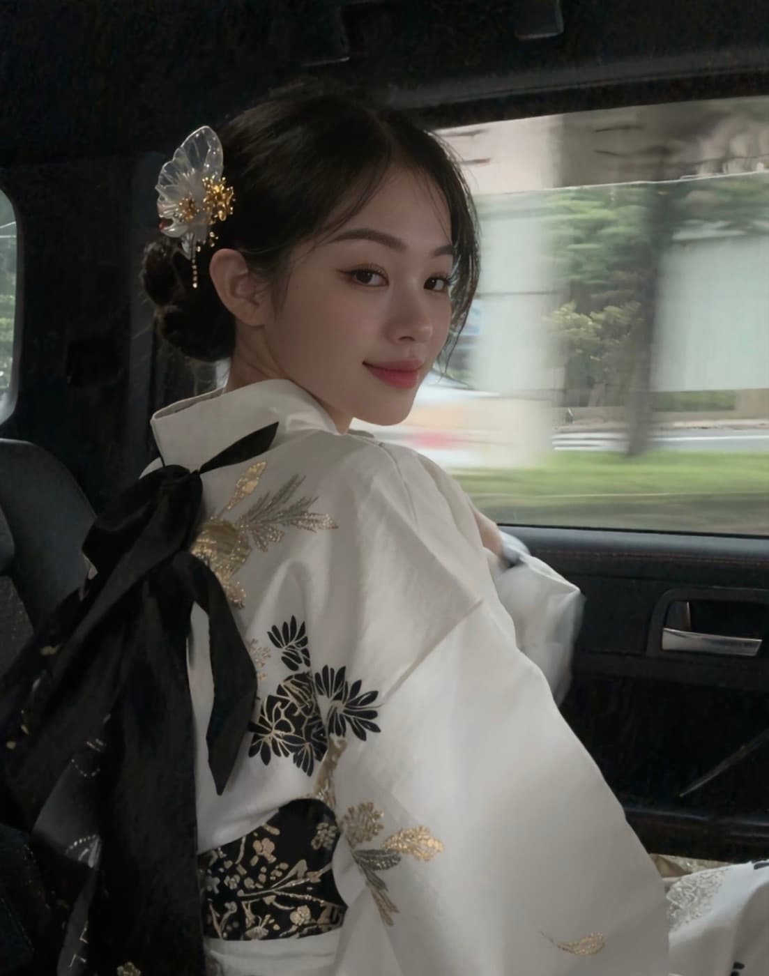 Người phụ nữ trong trang phục kimono trắng thêu hoa vàng — vẻ đẹp thanh lịch Nhật Bản