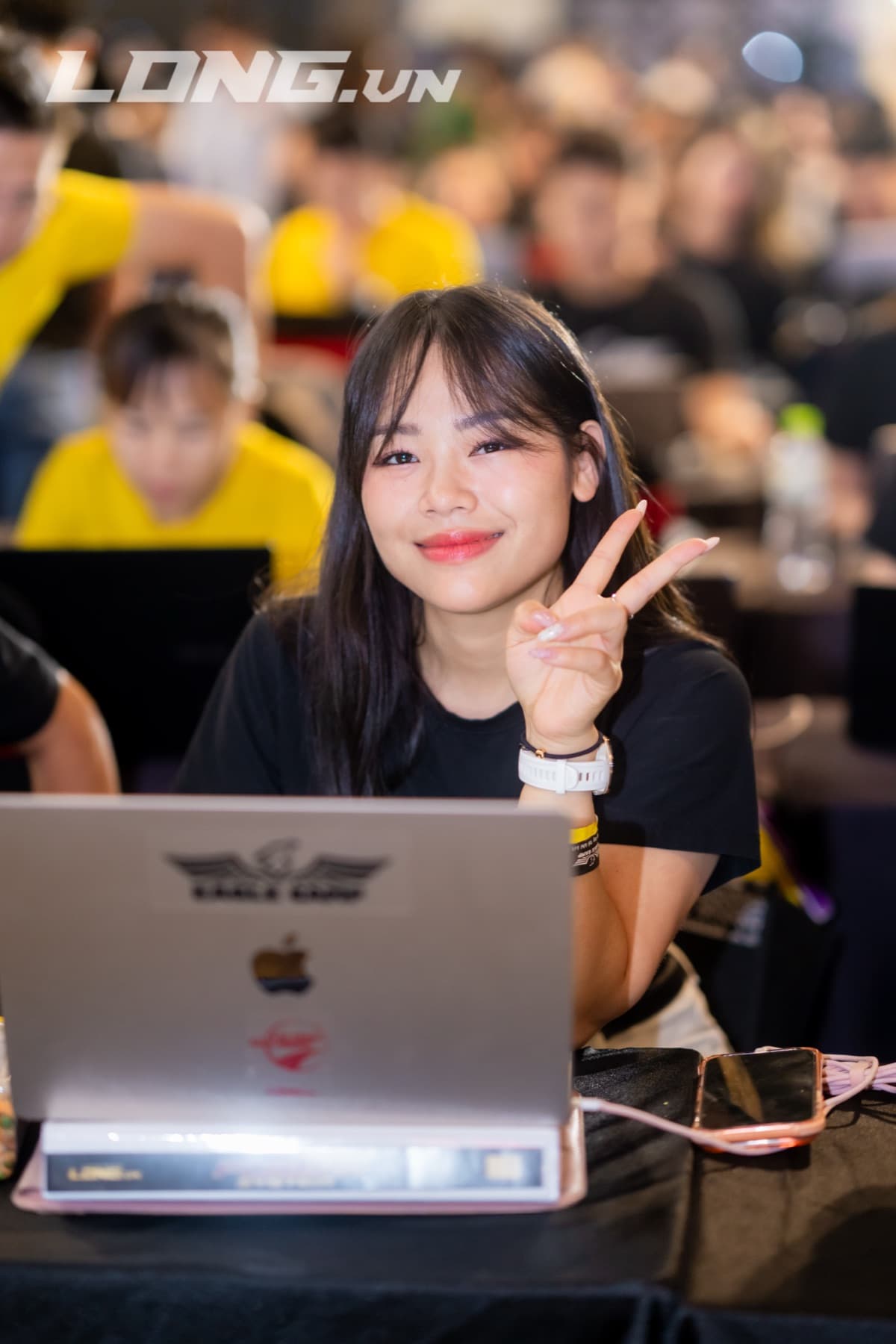 Đoàn Bích Phương ngồi học tại khóa Internet Power System 16, Nha Trang, với laptop dán sticker Eagle Camp