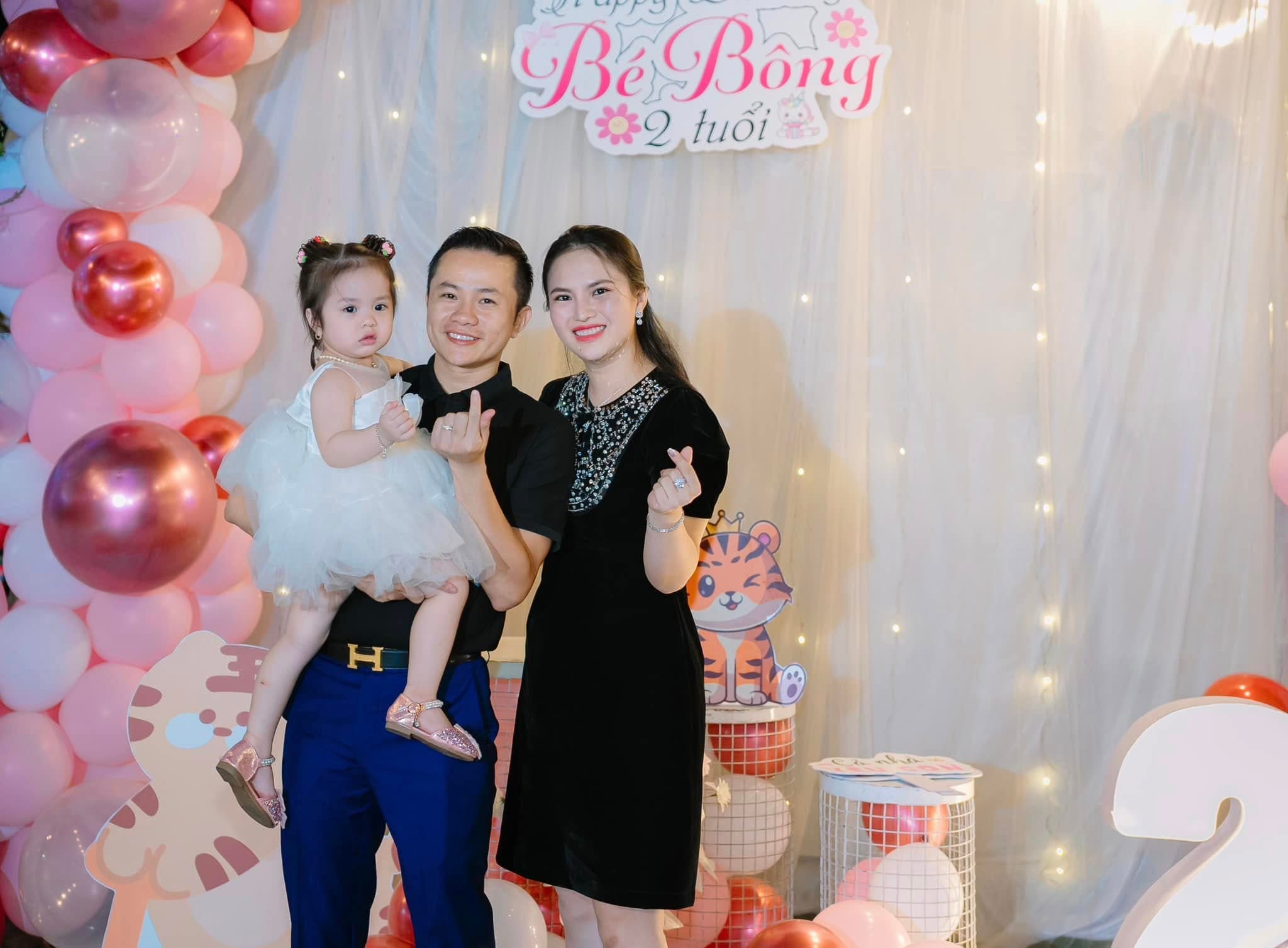 Gia đình nhỏ của Nguyễn Thị Thu Thảo trong tiệc sinh nhật con gái